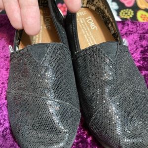 Toms little girls size 13.5. Black sparkly slip on.